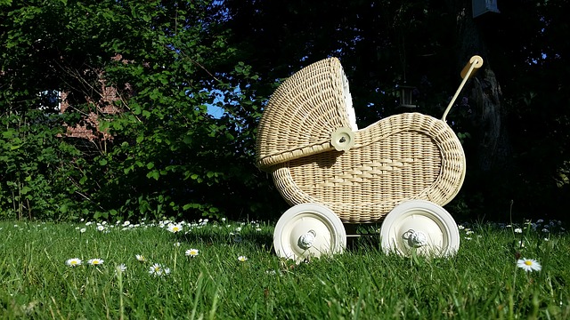 Drewniane wózki dla lalek gwarantem udanej i bezpiecznej zabawy